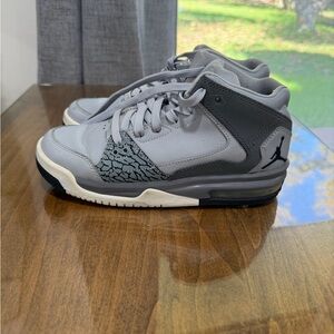 🔥🔥 Jordan Mid-Top Sneakers in Grey and Black! 🔥🔥